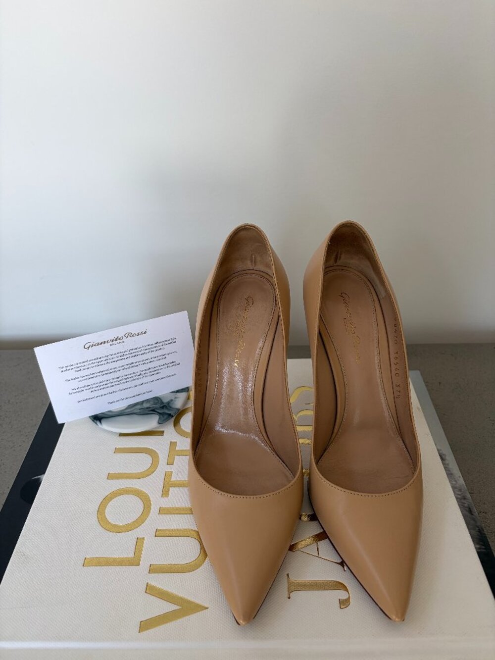 Gianvito Rossi 105 Nude Beige Leather Pointed Toe Pumps Sz 37.5 US 7.5 Stiletto